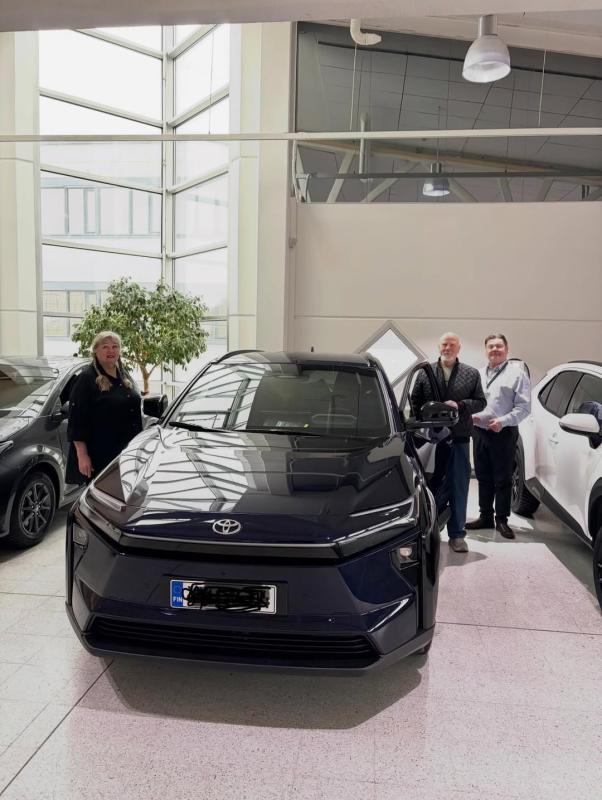 Merja ja Pentti vaihtoivat jonkun vuoden ajetun Lexus NX hybridin Toyotan BZ sähköautoon. ...