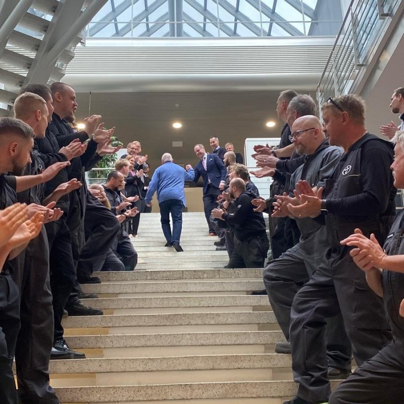 Saattelimme tänään eläkkeelle 41-työvuoden jälkeen korimekaanikko kollegamme Mika Halosen ...